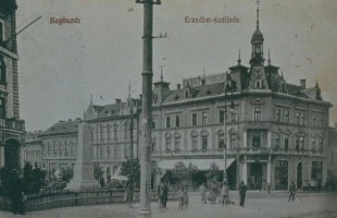 A „rosseb”-bakák obeliszkje