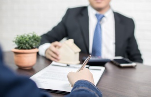 Hamis munkáltatói igazolással jutott milliós kölcsönökhöz  a siófoki nő