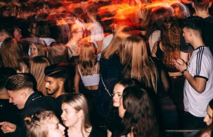 Kidobók a vádlottak padján - VIDEÓVAL!
