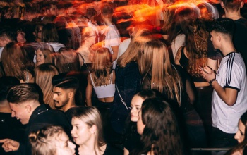 Kidobók a vádlottak padján - VIDEÓVAL!