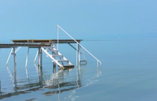 Télre nem maradhatnak a Balatonban a stégek