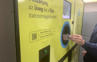 Több mint 3 milliárd üveget váltottak vissza tavaly a REpontokon