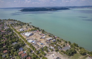 A szakértő figyelmeztet: életveszélyes lehet a Balaton déli partja