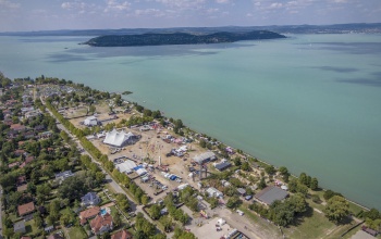 A szakértő figyelmeztet: életveszélyes lehet a Balaton déli partja