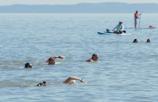 Újabb egy héttel elhalasztják a Balaton-átúszást