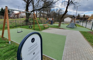 Fésűs Éva mesefiguráiról nevezték el Kaposvár új játszótereit