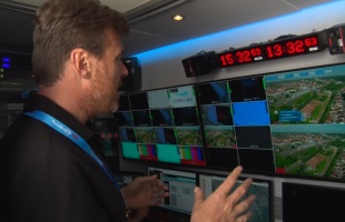 Exkluzív: helikopterről is közvetítik a szerdai kerékpárversenyt, mi pedig benéztünk a tévések kamionjába - videó
