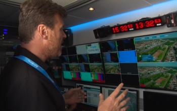 Exkluzív: helikopterről is közvetítik a szerdai kerékpárversenyt, mi pedig benéztünk a tévések kamionjába - videó