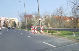 Javítják a megsüllyedt rézsűt