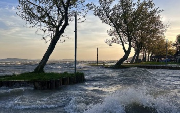 Vízben áll a Balaton déli partja