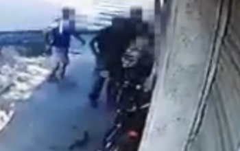 Lefejelte a vásárlót, aki csak egy kaposvári dohányboltba akart bemenni - videó