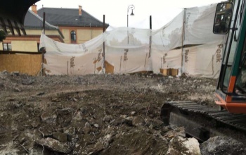 Megadta magát az óvóhely a vasútállomásnál, sikerül lebontani