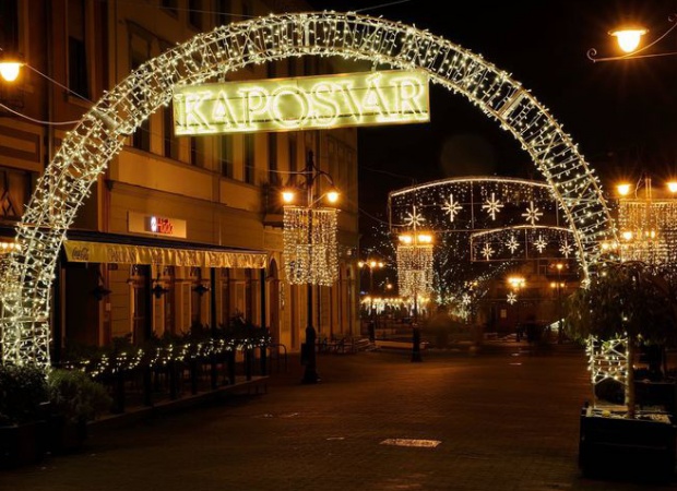 Mesésen ragyognak Kaposváron az ünnepi fények
