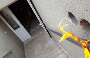 A falhoz betonozták az ajtót a Városház utcai parkolóban