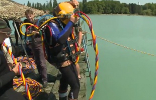 Balaton-átsétálás: a mederben lépkedve kelnek át a búvárok