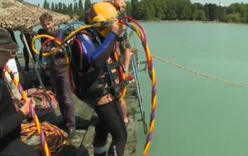 Balaton-átsétálás: a mederben lépkedve kelnek át a búvárok
