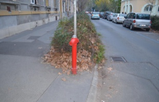 Megrongálta a tűzcsapot, majd elhajtott