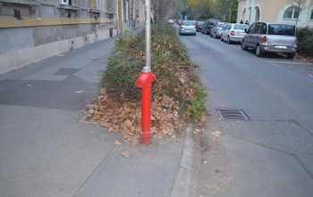 Megrongálta a tűzcsapot, majd elhajtott