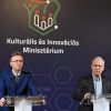 Hankó Balázs kultúráért és innovációért felelős miniszter (balra) és Kósa Lajos országgyűlési képviselő az utónév szakértői bizottság ülése utáni sajtótájékoztatón a (Fotó: MTI/Máthé Zoltán)