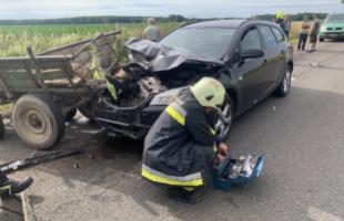 Lovaskocsi és személyautó ütközött össze a 6617-es úton