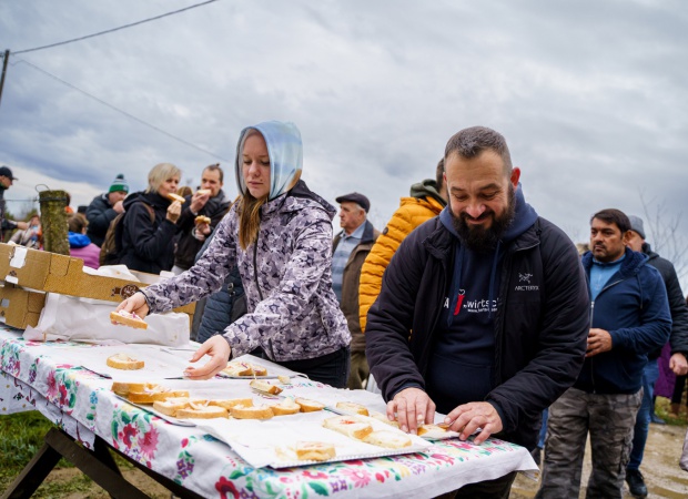 Zsíros kenyér és forralt bor várta a túrázókat - kilencszázan járták meg a kaposfüredi szőlőhegyet