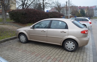 Meghúzta az autó oldalát, majd elhajtott