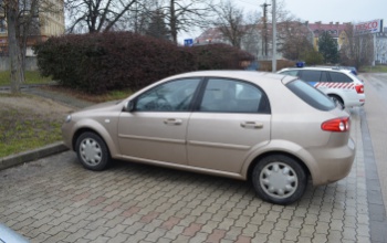 Meghúzta az autó oldalát, majd elhajtott