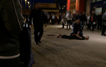 Őrjöngő férfi balhézott a kaposvári Tesco áruház előtt - videó