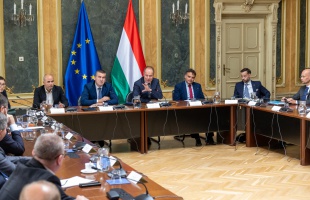 Az önkormányzatok előtt álló feladatokról egyeztetett Szita Károly Navracsics Tiborral