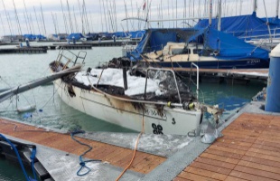 Égett egy hajó a balatonfüredi kikötőben