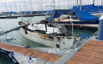 Égett egy hajó a balatonfüredi kikötőben