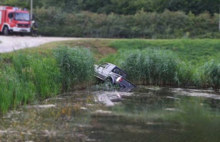 Belecsúszott a Petörke tóba
