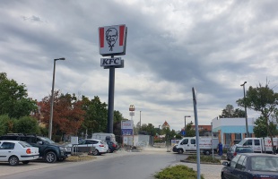 Hop-hop! Már áll a KFC-s oszlop az épülő gyorsétteremnél