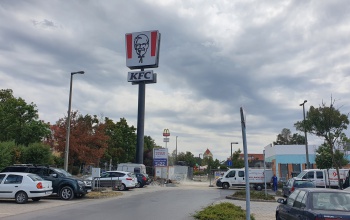 Hop-hop! Már áll a KFC-s oszlop az épülő gyorsétteremnél