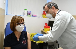 Pontosan egy éve érkezett az első oltóanyag-szállítmány Magyarországra