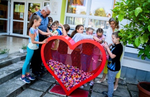 Piros szívben gyűlnek a kupakok a Kisfaludy iskolában