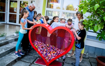 Piros szívben gyűlnek a kupakok a Kisfaludy iskolában