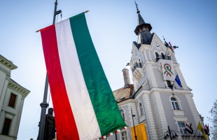 Felvonták a nemzeti lobogót a Kossuth téren - VIDEÓ