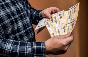 Ismét tízezer forintos Erzsébet-utalványt kaphatnak a nyugdíjasok?