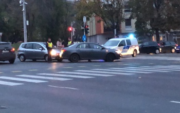Két autó koccant a Füredi csomópontban, még jobban torlódik a forgalom