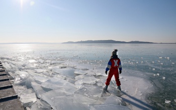 Figyelmeztetnek a vízimentők: ha befagy a Balaton, még nem biztos hogy lehet sportolni is rajta