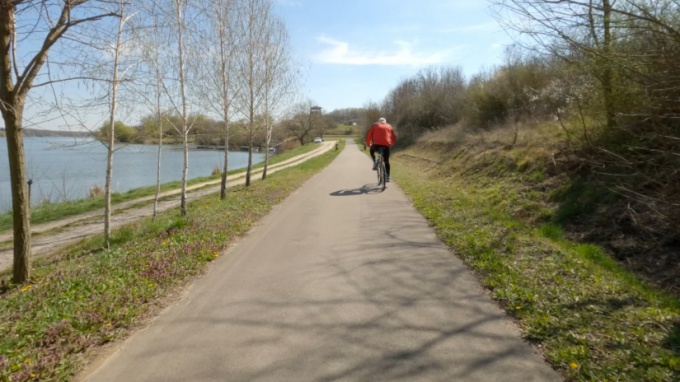 Bicajjal a tó körül