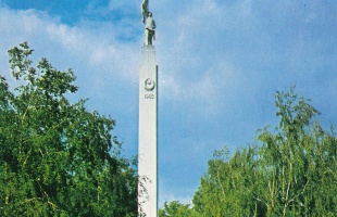 Kőkatona az obeliszk tetején (Kaposvár 1945-ben)
