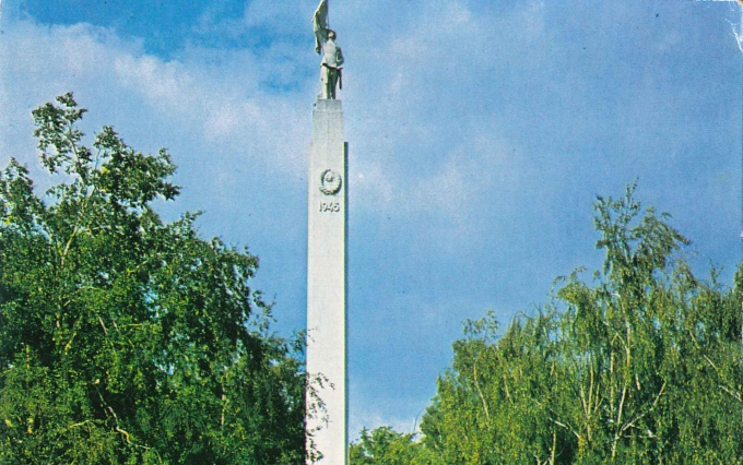 Kőkatona az obeliszk tetején (Kaposvár 1945-ben)