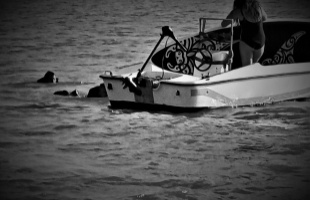 Viharos időben sodródott el egy csónak a Balatonon – vízirendőrök mentették ki az utasokat
