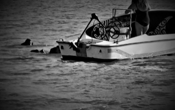Viharos időben sodródott el egy csónak a Balatonon – vízirendőrök mentették ki az utasokat