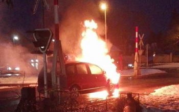 Lángolt egy autó a tüskevári vasúti átjárónál - videó