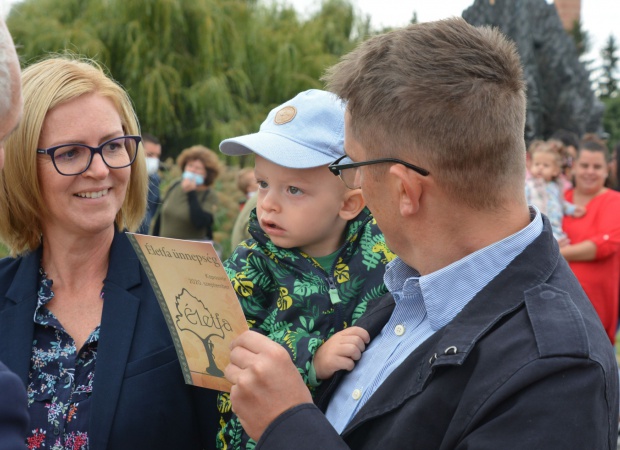 Újabb levélkék kerültek a kaposvári Életfára
