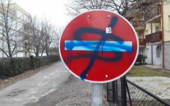 Festékszóró spray-vel estek neki mindennek, amit csak találtak az utcán