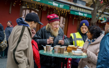 Babgulyással kínálták meg a rászorulókat a Kossuth téren